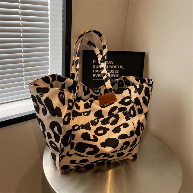 bags : Oversized Canvas Draagtas Dames - Luipaardprint Trendy - Canvas in Beige van Pantino
