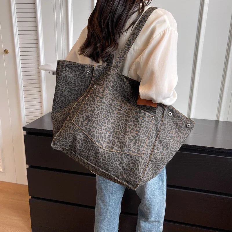 bags : Oversized Canvas Draagtas Dames - Luipaardprint Trendy - Canvas in van Pantino