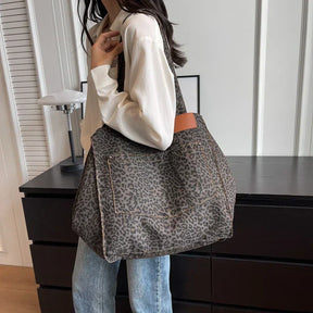 bags : Oversized Canvas Draagtas Dames - Luipaardprint Trendy - Canvas in van Pantino