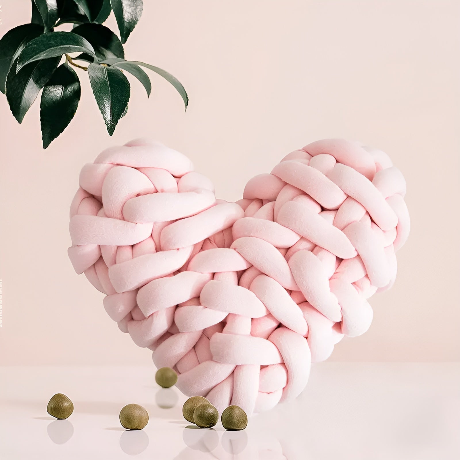 home & garden : Grof Gebreid Hartkussen voor een Gezellig Thuis - Heartpillow - Wit in Roze van Pantino