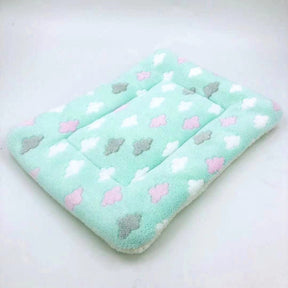pets : Ultrazacht Huisdier Kussen - Een Schattig & Comfortabel Kussentje voor Jouw Viervoeter - Grijs met Hartjes in Turquoise met wolkjes van Pantino