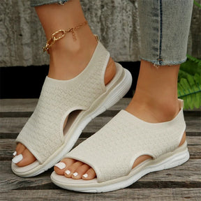 Sandals : Sandalen Dames Beige - Retro Bloemenprint - Perfect voor die van een Retro en Modebewuste Look Houden in Beige van Pantino