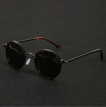 Sunglasses : Dames Zonnebril Goudkleurig Metaal UV4400 - Trendy Design in Bruin van Pantino