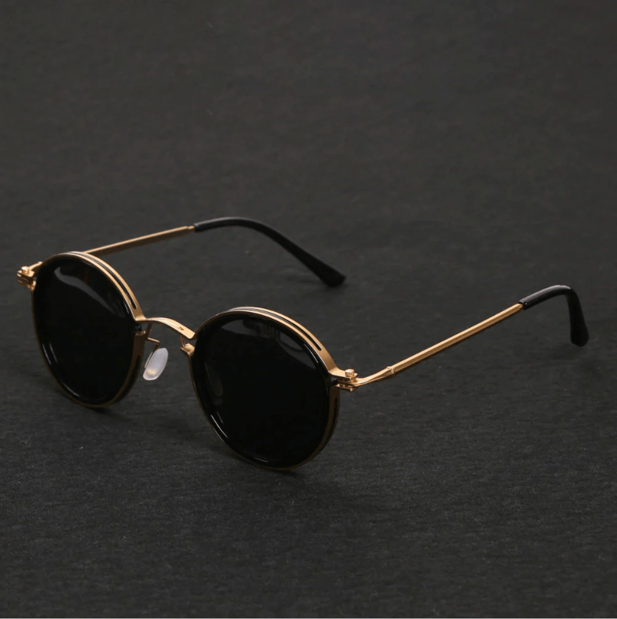 Sunglasses : Dames Zonnebril Goudkleurig Metaal UV4400 - Trendy Design in Goud van Pantino