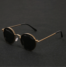 Sunglasses : Dames Zonnebril Goudkleurig Metaal UV4400 - Trendy Design in Goud van Pantino