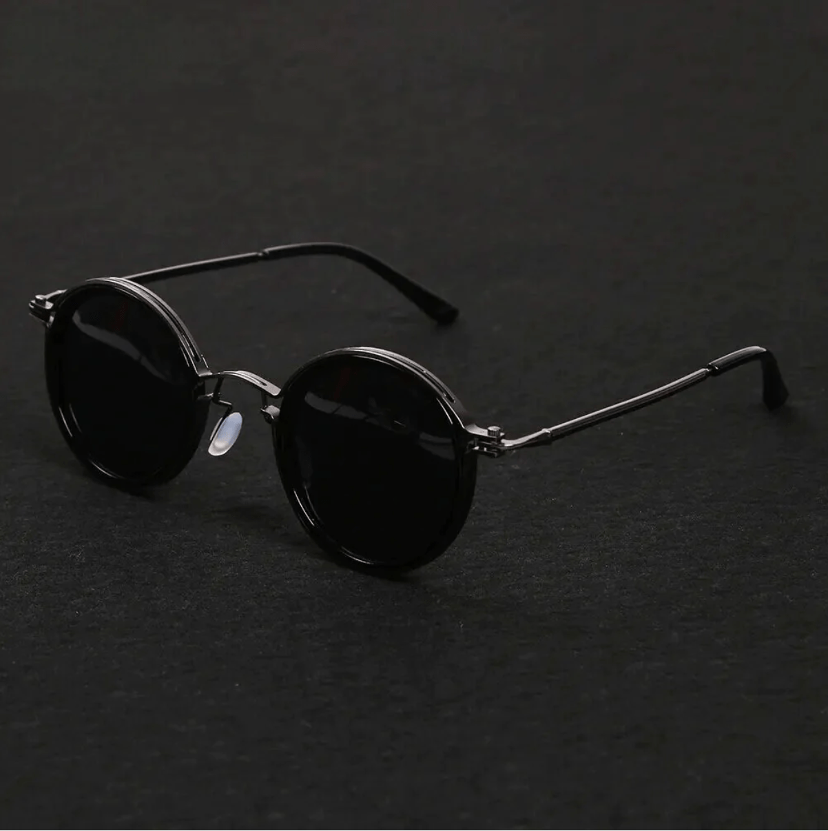 Sunglasses : Dames Zonnebril Goudkleurig Metaal UV4400 - Trendy Design in Zwart van Pantino