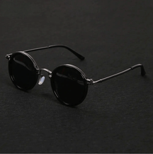 Sunglasses : Dames Zonnebril Goudkleurig Metaal UV4400 - Trendy Design in Zwart van Pantino