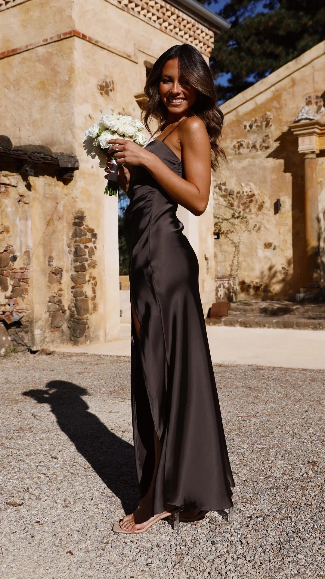 dresses : Lange damesjurk met split en dunne bandjes in Noir van Pantino