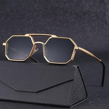 Sunglasses : Zonnebril Goud - MenzGlass - Soluxe in Goud van Pantino
